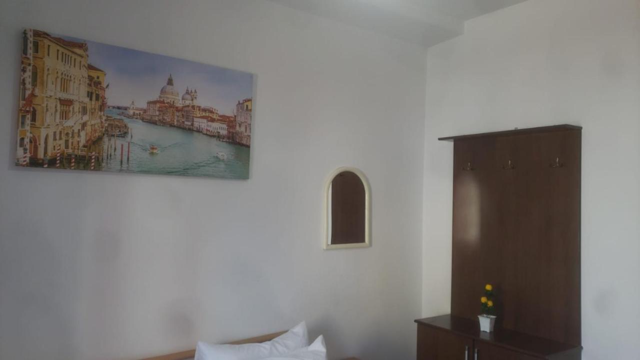 Hostel Split Rock Tirana Exterior photo