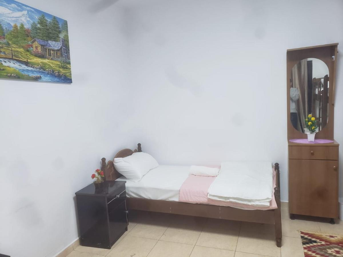 Hostel Split Rock Tirana Exterior photo