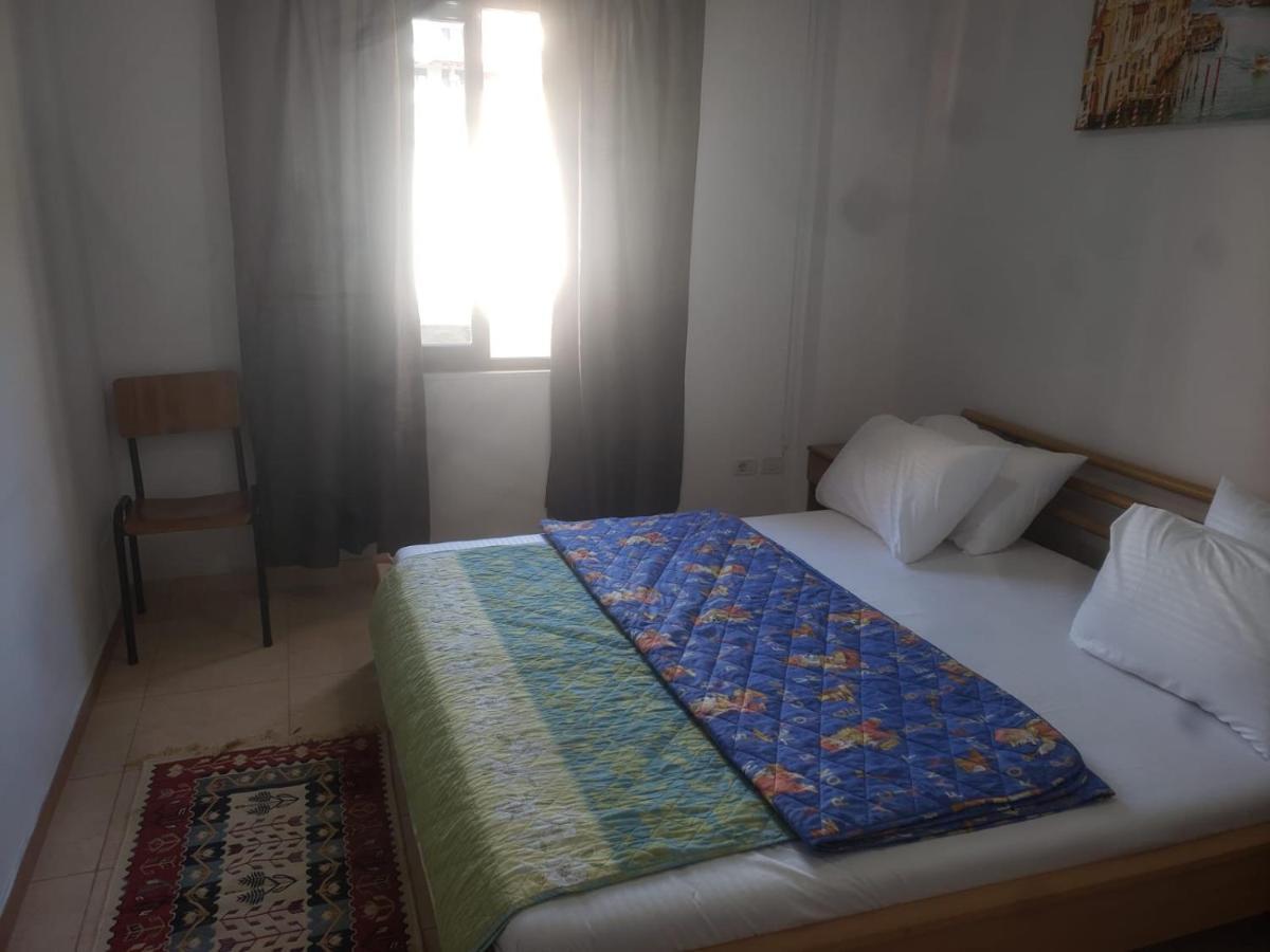 Hostel Split Rock Tirana Exterior photo