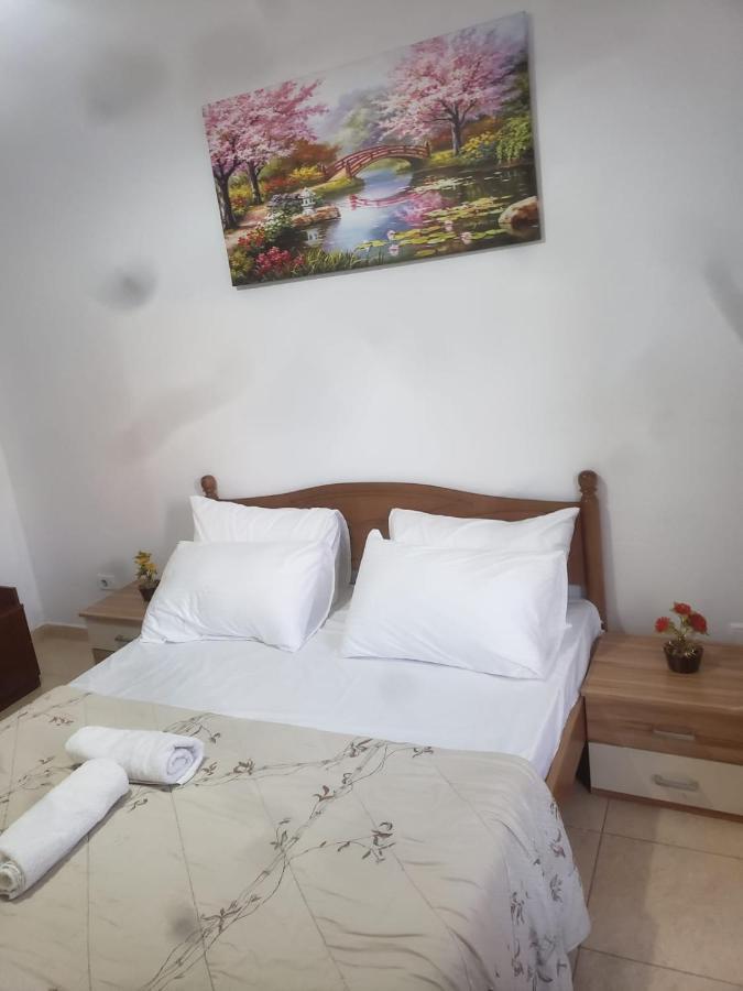 Hostel Split Rock Tirana Exterior photo