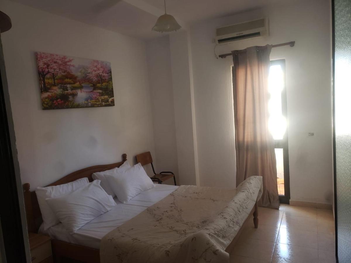 Hostel Split Rock Tirana Exterior photo