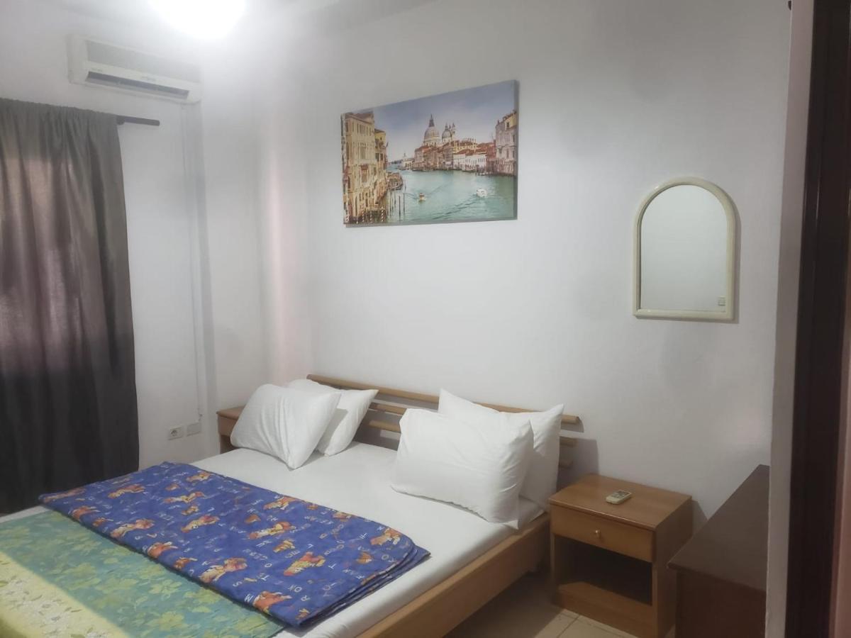 Hostel Split Rock Tirana Exterior photo