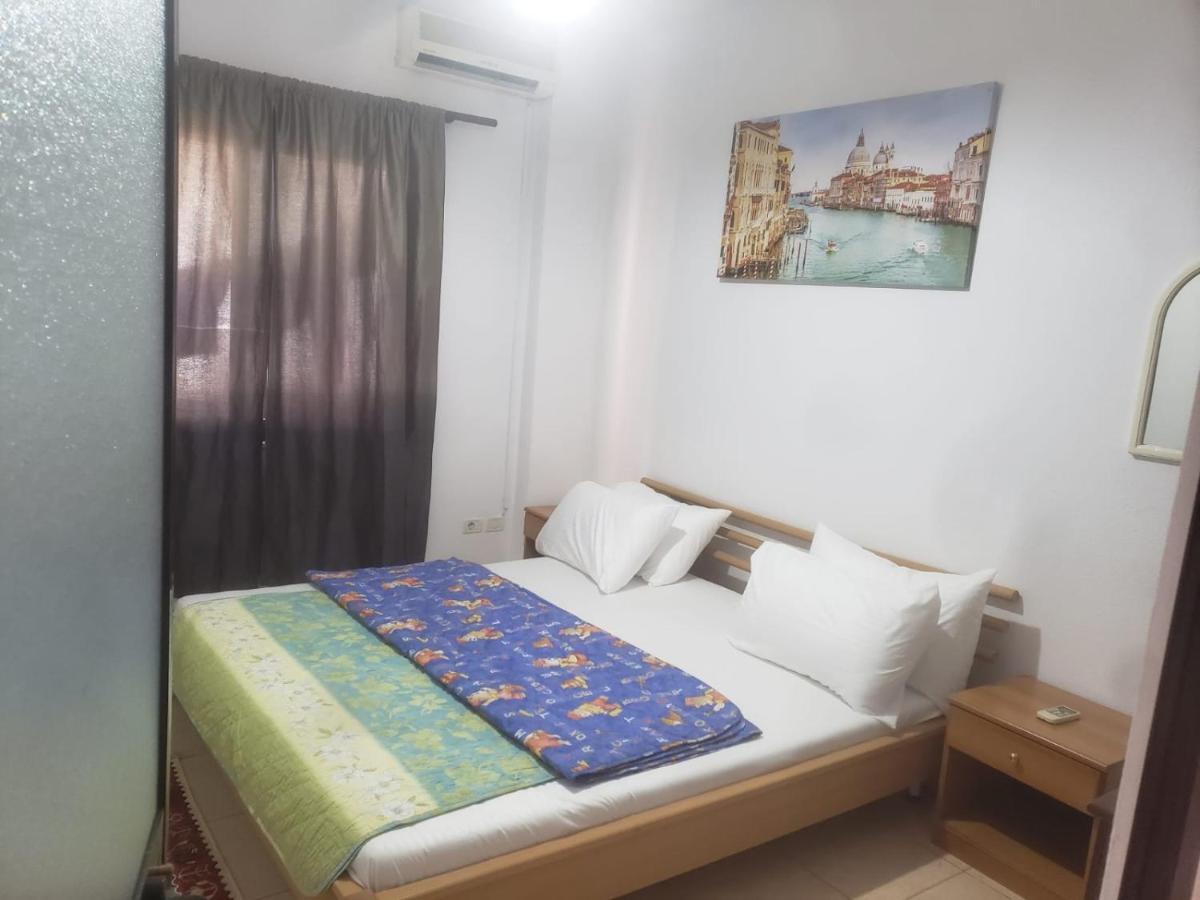 Hostel Split Rock Tirana Exterior photo